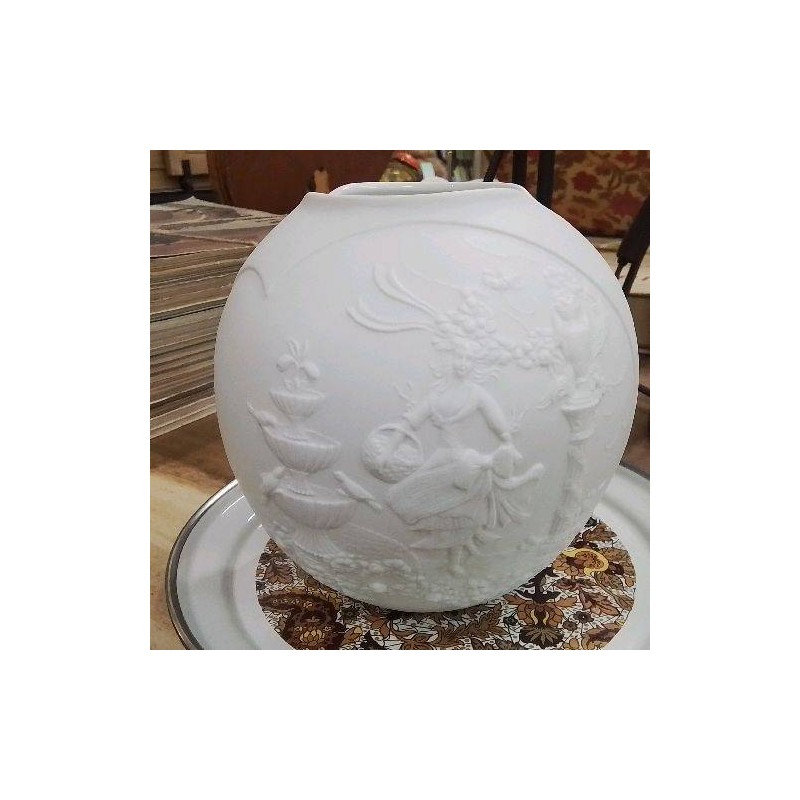 VASE BOULE AK KAISER PORCELAINE BISCUIT DECOR RELIEF FEMME OISEAUX A LA FONTAINE