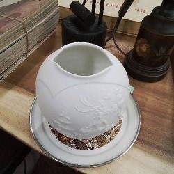 VASE BOULE AK KAISER PORCELAINE BISCUIT DECOR RELIEF FEMME OISEAUX A LA FONTAINE