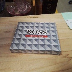 PORTE MONNAIE CUIR HUGO BOSS JAMAIS UTILISÉ 