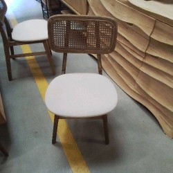 CHAISE BOIS CANNEE ASSISE TISSU ECRU