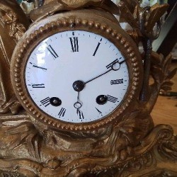 PENDULE METAL DORE ETAT DE FONCTIONNEMENT OK CLE A8 SANS VERRE