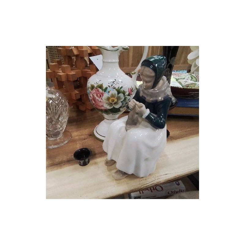 STATUE FAIENCE FEMME ASSISE COUSEUSE ROYAL COPENHAGEN