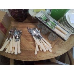 SERVICE COUVERTS A POISSON MANCHE CREME