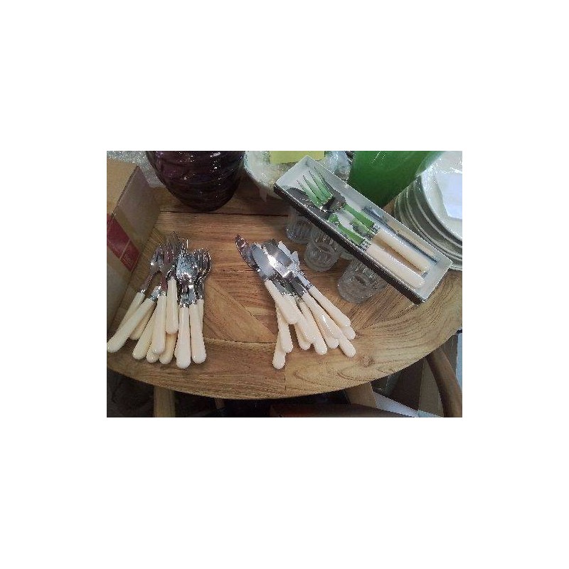 SERVICE COUVERTS A POISSON MANCHE CREME