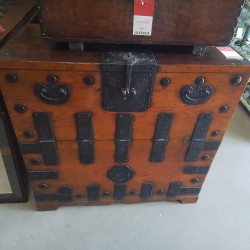COFFRE OUVERTURE DEVANT BOIS METAL CHINOIS 98×43×86 CM+ CLE F9