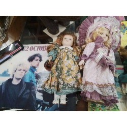 POUPEE PORCELAINE MM ROBEFLEURS JAUNES VERTES