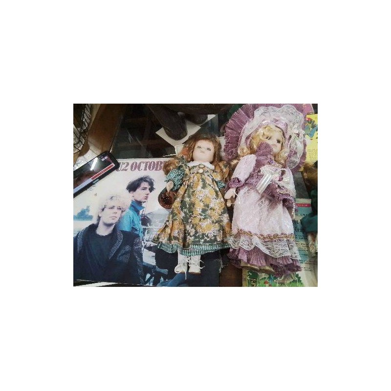 POUPEE PORCELAINE MM ROBEFLEURS JAUNES VERTES