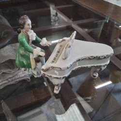 SUJET PORCELAINE 2P PIANISTE + PIANO