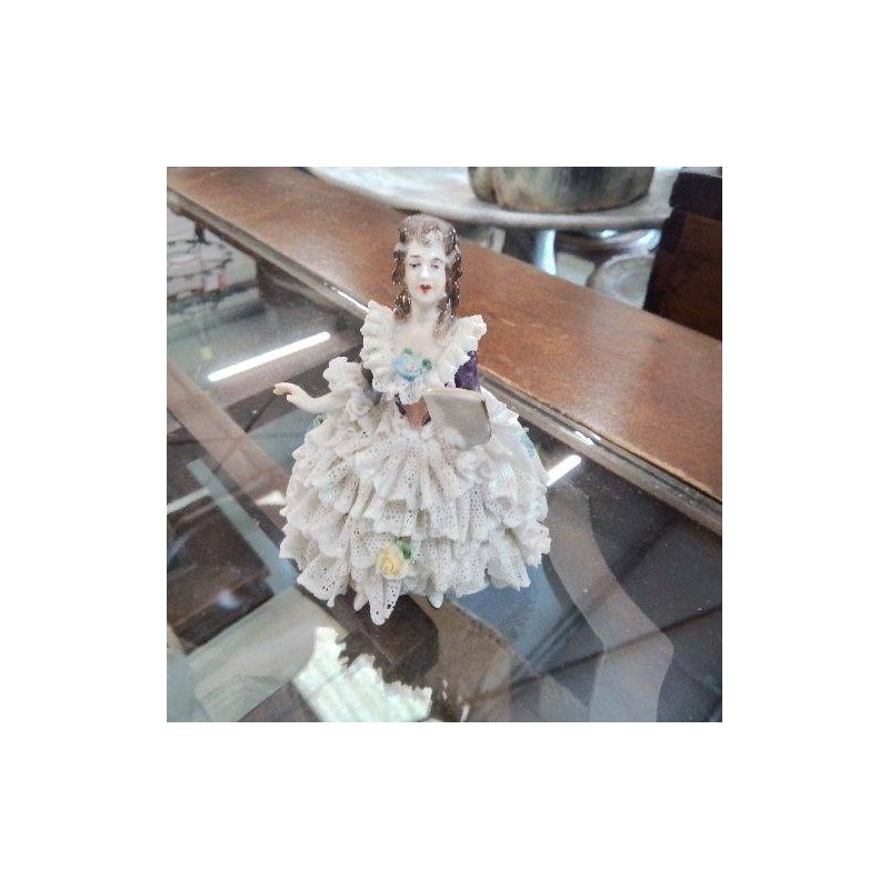 PERSONNAGE PORCELAINE DENTELLE EN L ETAT