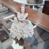 PERSONNAGE PORCELAINE DENTELLE EN L ETAT
