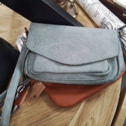 SAC BANDOULIERE CUIR VERT GRIS MANDOLINE ETAT NEUF 