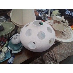 LAMPE BLANCE SPHÉRIQUE AJOURÉE 