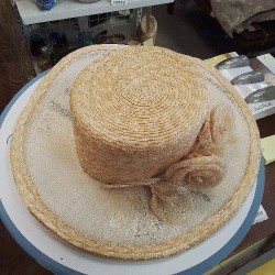 CHAPEAU BEIGE FIBRES NATURELLES 3 FLEURS