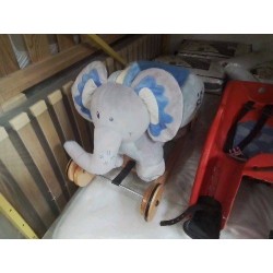ÉLÉPHANT À BASCULE OU ROULETTES 