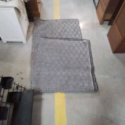 TAPIS NOIR ET BLC LOSANGES