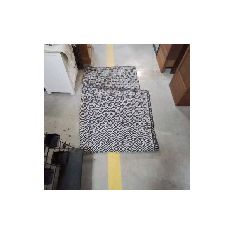 TAPIS NOIR ET BLC LOSANGES