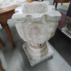 POT PIERRE SUR SOCLE MM