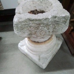 POT PIERRE SUR SOCLE PM