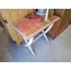 TABLE PM DESSUS CARREAUX ROND ORANGE