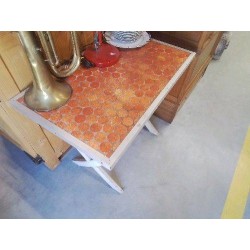TABLE PM DESSUS CARREAUX ROND ORANGE