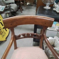 FAUTEUIL ANCIEN MASSIF ASSISE CAPITONNEE SAUMON ECRU
