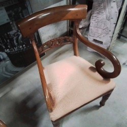 FAUTEUIL ANCIEN MASSIF ASSISE CAPITONNEE SAUMON ECRU