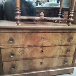 COMMODE ACAJOU 3 TIROIRS+1 - 6 BOUTONS BRONZE EN ACCESSOIRES