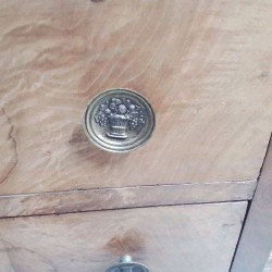 COMMODE ACAJOU 3 TIROIRS+1 - 6 BOUTONS BRONZE EN ACCESSOIRES