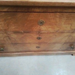 COMMODE ACAJOU 3 TIROIRS+1 - 6 BOUTONS BRONZE EN ACCESSOIRES