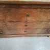 COMMODE ACAJOU 3 TIROIRS+1 - 6 BOUTONS BRONZE EN ACCESSOIRES