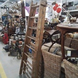 ESCABEAU BOIS ANC 8 MARCHES + ETAGERES EN RESERVE