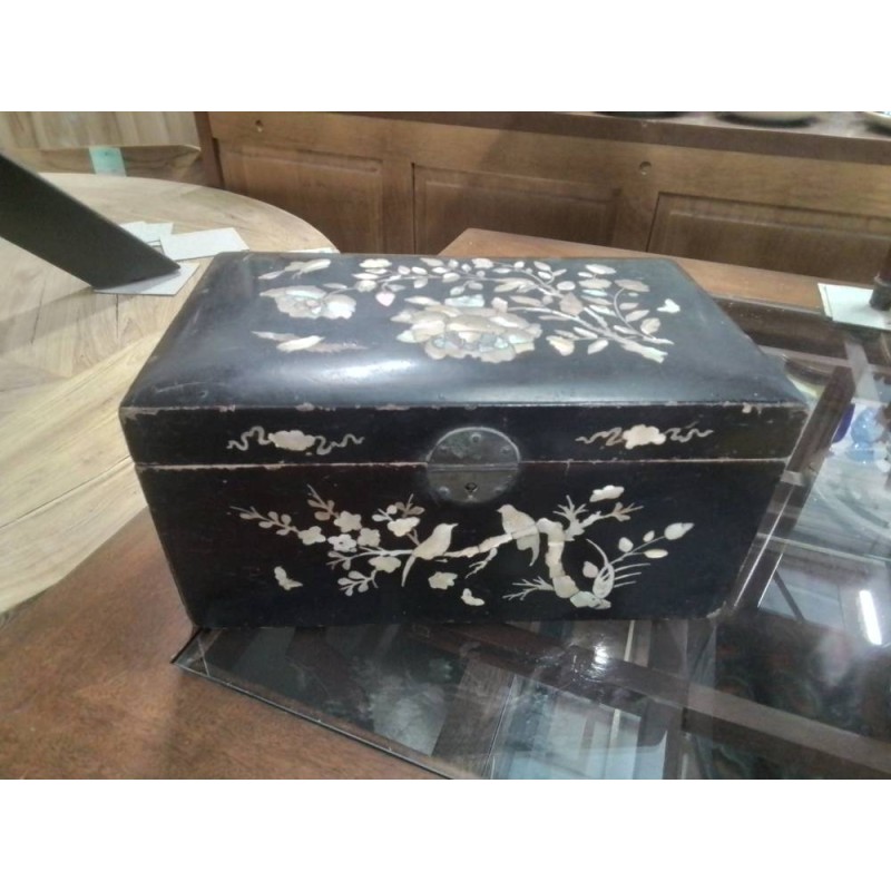 BOITE A BIJOUX ANCIENNE LAQUEE INCRUSTATIONS NACRE 