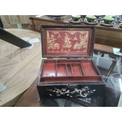 BOITE A BIJOUX ANCIENNE LAQUEE INCRUSTATIONS NACRE 
