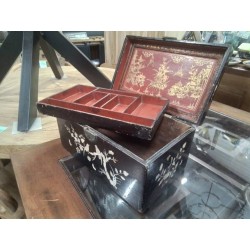 BOITE A BIJOUX ANCIENNE LAQUEE INCRUSTATIONS NACRE 