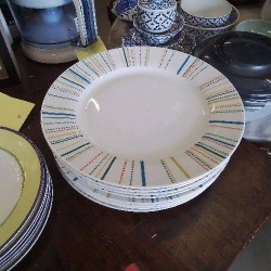 LOT ASSIETTES TRAITS COULEURS 
