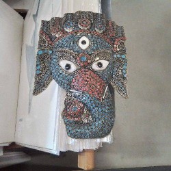 MASQUE ÉLÉPHANT INDIEN MÉTAL PIERRES 