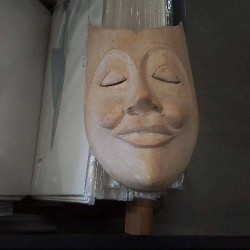 MASQUE PM BOIS BLANCHI YEUX CLOS