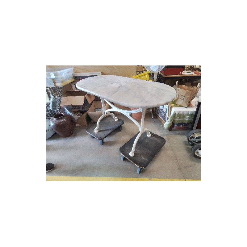 TABLE OVALE MARBRE PIED FONTE ÉMAILLÉE 