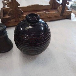 VASE BOULE ÉMAILLÉE STRIÉ 