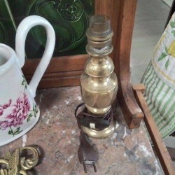 PIED DE LAMPE LAITON FACETTES 
