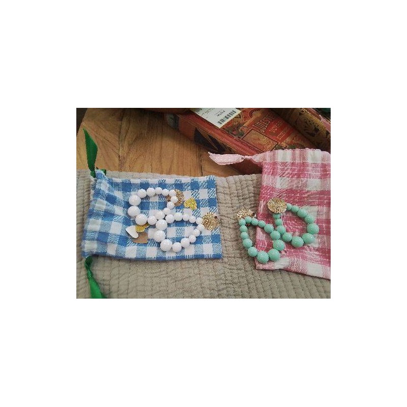 PAIRE DE BOUCLES OREILLE PERLES FANTAISIE AVEC POCHETTE VICHY