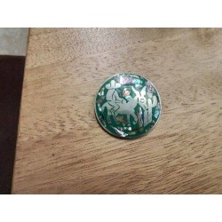 BROCHE RONDE MA NACRE EMAIL VERT ANE ET CAVALIER MEXICAIN