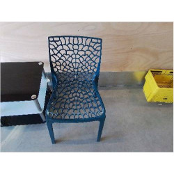 CHAISE PVC AJOURÉE BLEUE...