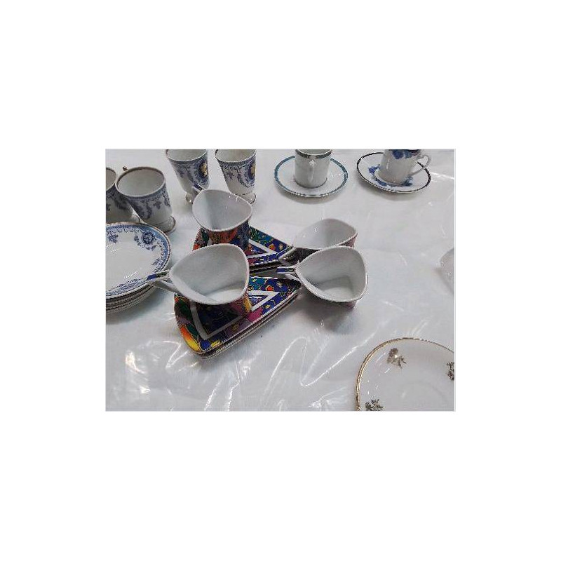 LOT 4 TASSES TRIANGULAIRES MOTIFS COLORÉES DECOR DU GALLION ANNEE 2000
