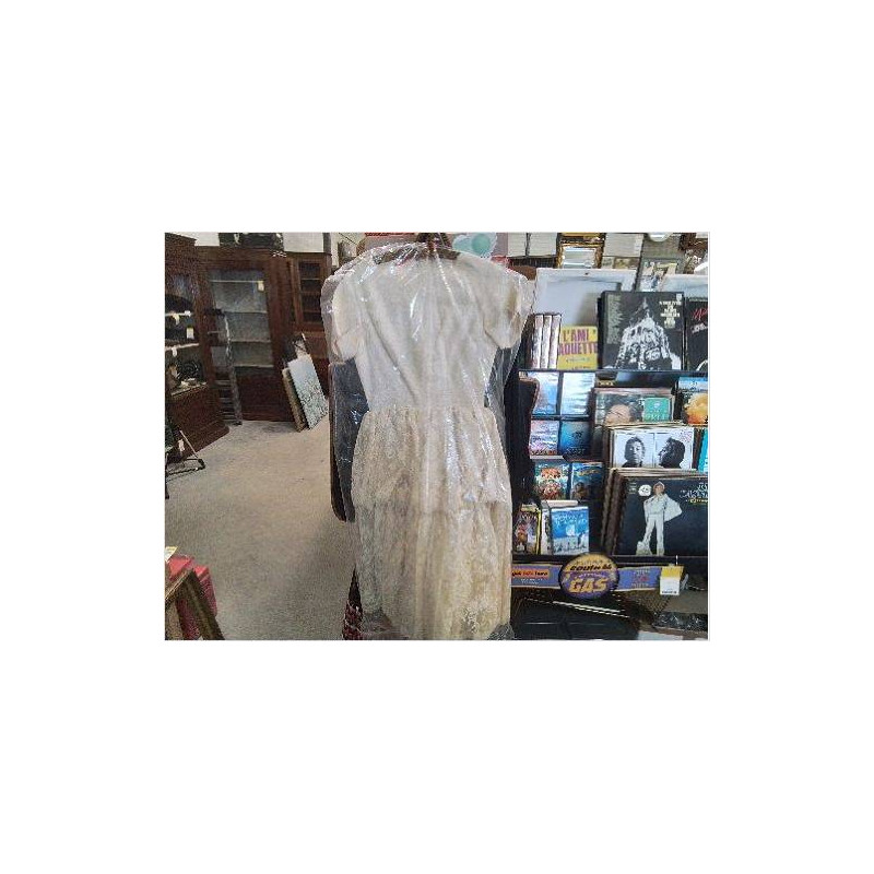 ROBE DENTELLE VINTAGE EN L’ETAT