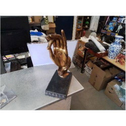 MAIN RESINE DORÉE SUR SOCLE