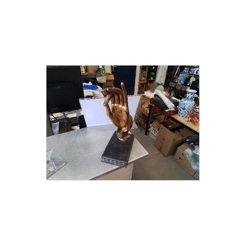 MAIN RESINE DORÉE SUR SOCLE