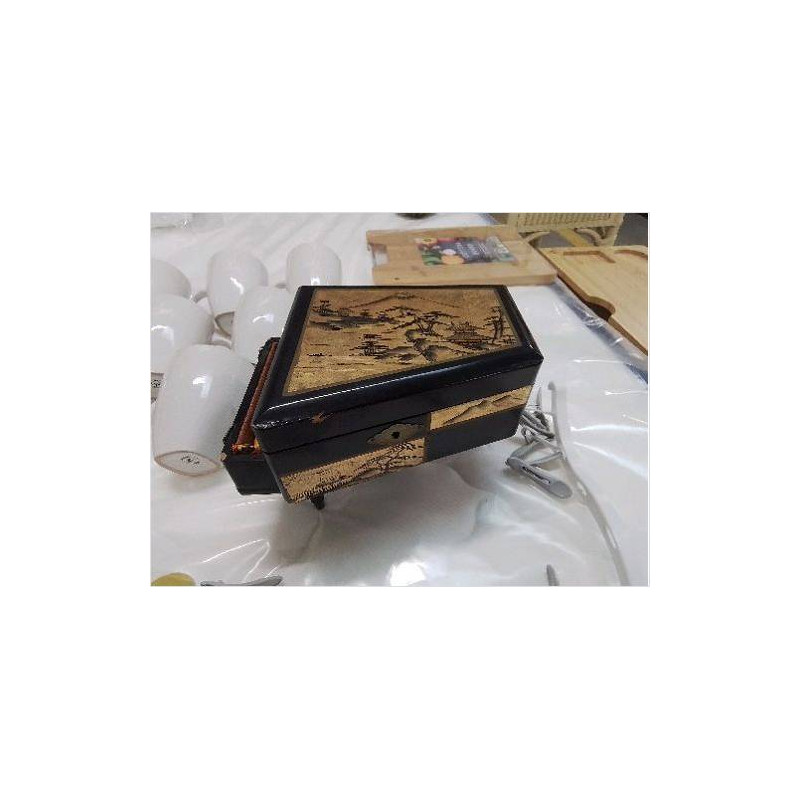 BOITE À MAQUILLAGE MUSICALE FORME PIANO DECO ASIATIQUE 