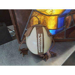 OUEUF AUTRUCHE MONTÉ SUR CUIR