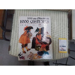 LIVRE 2000 ANS COSTUMES